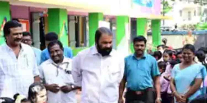 കലോത്സവ മാന്വല് പരിഷ്കരിക്കുമെന്ന് മന്ത്രി വി ശിവന്കുട്ടി കലോത്സവ മാന്വല് പരിഷ്കരിക്കുമെന്ന് മന്ത്രി വി ശിവന്കുട്ടി