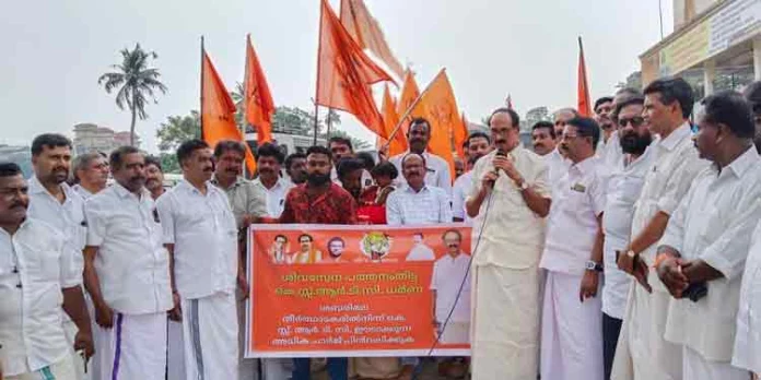ശബരിമല തീര്ത്ഥാടകരില് നിന്ന് അമിത ചാര്ജ് ഈടാക്കുന്നു : ശിവസേന പ്രതിഷേധ ധര്ണ സംഘടിപ്പിച്ചു ശബരിമല തീര്ത്ഥാടകരില് നിന്ന് അമിത ചാര്ജ് ഈടാക്കുന്നു : ശിവസേന പ്രതിഷേധ ധര്ണ സംഘടിപ്പിച്ചു
