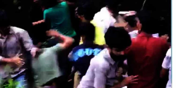 തെരുവുകള് യുദ്ധക്കളമാക്കുന്ന വിദ്യാര്ത്ഥികള് തെരുവുകള് യുദ്ധക്കളമാക്കുന്ന വിദ്യാര്ത്ഥികള്
