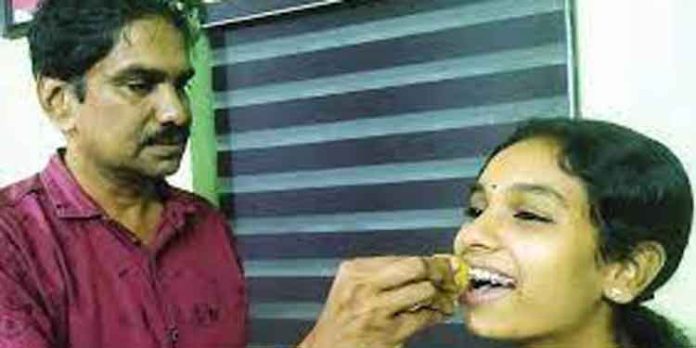 ജില്ലാ കലോത്സവത്തിൽ മോണോ ആക്ടിൽ ഒന്നാംസ്ഥാനം സൂര്യനന്ദയ്ക്ക് ; വിജയത്തിന് പിന്നില് സ്പെഷ്യൽ ബ്രാഞ്ച് അസി. സബ് ഇൻസ്പെക്ടർ വിനോദ് ജില്ലാ കലോത്സവത്തിൽ മോണോ ആക്ടിൽ ഒന്നാംസ്ഥാനം സൂര്യനന്ദയ്ക്ക് ; വിജയത്തിന് പിന്നില് സ്പെഷ്യൽ ബ്രാഞ്ച് അസി. സബ് ഇൻസ്പെക്ടർ വിനോദ്