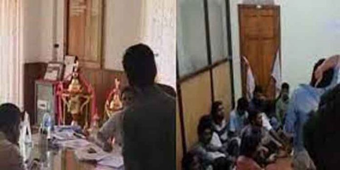 കട്ടപ്പന ഗവണ്മെന്റ് കോളേജില് പ്രിന്സിപ്പലിനെ കോളേജ് വിദ്യാര്ഥികള് പൂട്ടിയിട്ടു കട്ടപ്പന ഗവണ്മെന്റ് കോളേജില് പ്രിന്സിപ്പലിനെ കോളേജ് വിദ്യാര്ഥികള് പൂട്ടിയിട്ടു