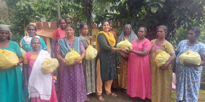 തൊഴിലുറപ്പ് തൊഴിലാളികൾക്ക് ഗ്രാമപഞ്ചായത്ത് അംഗത്തിന്റെ സ്നേഹ സമ്മാനം തൊഴിലുറപ്പ് തൊഴിലാളികൾക്ക് ഗ്രാമപഞ്ചായത്ത് അംഗത്തിന്റെ സ്നേഹ സമ്മാനം
