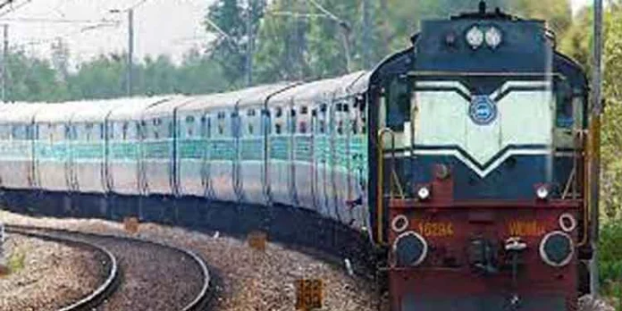പാളത്തിൽ അറ്റകുറ്റപ്പണി, 15 ട്രെയിനുകൾ റദ്ദാക്കിയതോടെ വലഞ്ഞ് ജനങ്ങൾ പാളത്തിൽ അറ്റകുറ്റപ്പണി, 15 ട്രെയിനുകൾ റദ്ദാക്കിയതോടെ വലഞ്ഞ് ജനങ്ങൾ