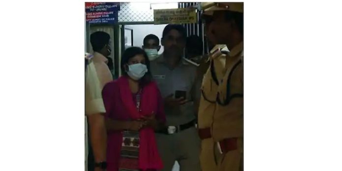 ഷാരോൺ കൊലക്കേസ് : ഗ്രീഷ്മയുടെ വീട് സീൽ ചെയ്ത് പോലീസ് ; കീടനാശിനി കളയാൻ ഉപയോഗിച്ച സ്കൂട്ടറും പിടിച്ചെടുത്തു ഷാരോൺ കൊലക്കേസ് : ഗ്രീഷ്മയുടെ വീട് സീൽ ചെയ്ത് പോലീസ് ; കീടനാശിനി കളയാൻ ഉപയോഗിച്ച സ്കൂട്ടറും പിടിച്ചെടുത്തു