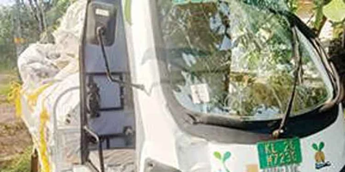 ഹരിതകർമ സേനയുടെ വാഹനം അപകടത്തിൽപ്പെട്ടു ; ആർക്കും പരിക്കില്ല ഹരിതകർമ സേനയുടെ വാഹനം അപകടത്തിൽപ്പെട്ടു ; ആർക്കും പരിക്കില്ല