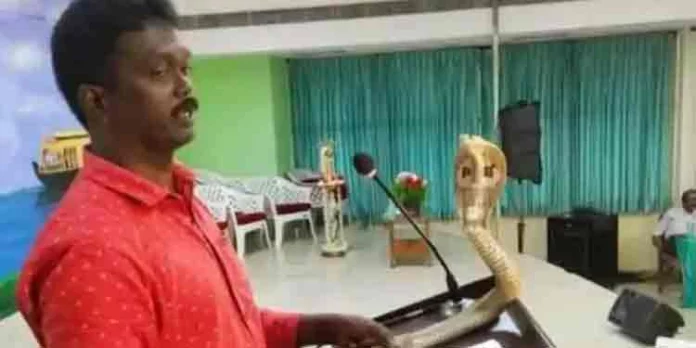മെഡിക്കൽ കോളേജിലെ സെമിനാറിൽ വിഷപാമ്പുകളെ പ്രദര്ശിപ്പിച്ചു ; വാവ സുരേഷിനെതിരെ കേസെടുത്ത് വനംവകുപ്പ് മെഡിക്കൽ കോളേജിലെ സെമിനാറിൽ വിഷപാമ്പുകളെ പ്രദര്ശിപ്പിച്ചു ; വാവ സുരേഷിനെതിരെ കേസെടുത്ത് വനംവകുപ്പ്