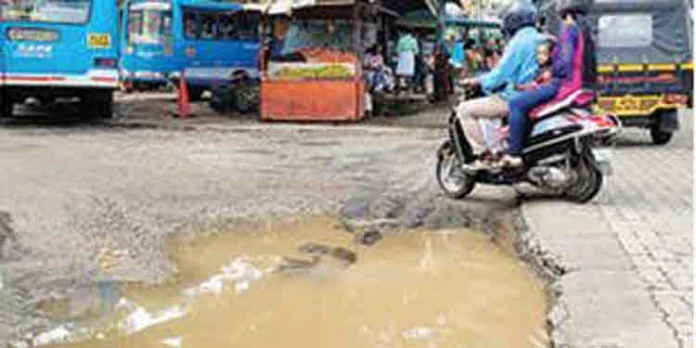 റോഡില് ചെളി വെള്ളം നിറയുന്നു : വഴിയും കുഴിയും അറിയാതെ യാത്രക്കാര് റോഡില് ചെളി വെള്ളം നിറയുന്നു : വഴിയും കുഴിയും അറിയാതെ യാത്രക്കാര്