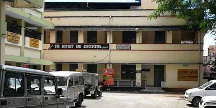 പത്തനംതിട്ട രജിസ്ട്രാര് ഓഫീസില് വിജിലന്സ് പരിശോധന നടക്കുന്നു പത്തനംതിട്ട രജിസ്ട്രാര് ഓഫീസില് വിജിലന്സ് പരിശോധന നടക്കുന്നു