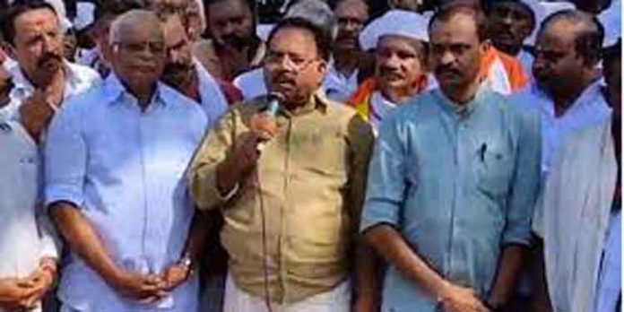 വിഴിഞ്ഞം തുറമുഖ സമരത്തിനെതിരെ സംഘടിപ്പിച്ച പരിപാടിയില് ഒരുമിച്ച് വേദി പങ്കിട്ട് സി.പി.എം- ബി.ജെ.പി. നേതാക്കള് വിഴിഞ്ഞം തുറമുഖ സമരത്തിനെതിരെ സംഘടിപ്പിച്ച പരിപാടിയില് ഒരുമിച്ച് വേദി പങ്കിട്ട് സി.പി.എം- ബി.ജെ.പി. നേതാക്കള്