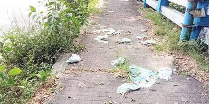 ആറന്മുള നാൽക്കാലിക്കൽ പാലത്തില് മാലിന്യം കൂടുന്നു ആറന്മുള നാൽക്കാലിക്കൽ പാലത്തില് മാലിന്യം കൂടുന്നു