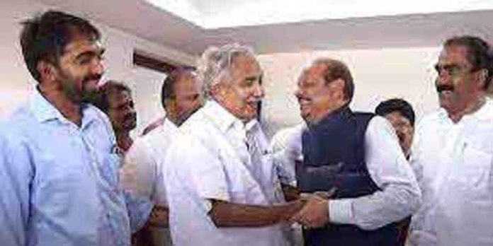 മുന് മുഖ്യമന്ത്രി ഉമ്മൻചാണ്ടിയെ സന്ദർശിച്ച് യൂസഫലി മുന് മുഖ്യമന്ത്രി ഉമ്മൻചാണ്ടിയെ സന്ദർശിച്ച് യൂസഫലി