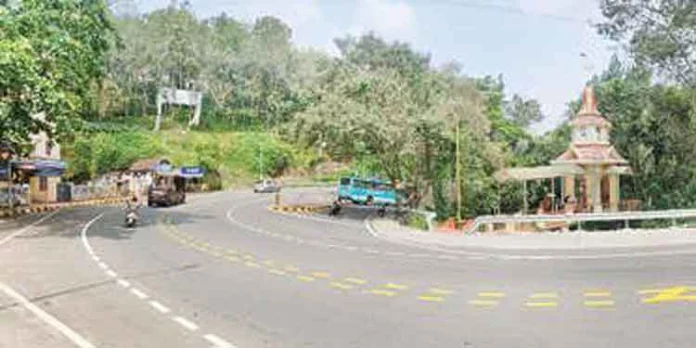 പുനലൂർ-മൂവാറ്റുപുഴ റോഡിലെ വളവുകൾ അപകട ഭീഷണി നേരിടുന്നു പുനലൂർ-മൂവാറ്റുപുഴ റോഡിലെ വളവുകൾ അപകട ഭീഷണി നേരിടുന്നു