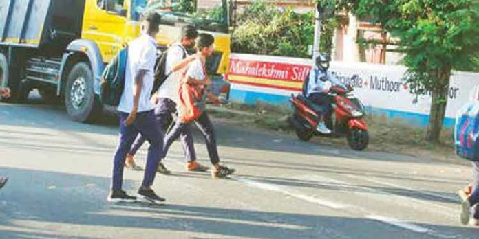 എം.സി.റോഡിൽ സീബ്രാലൈനുകൾ മായുന്നത് കാൽനട യാത്രക്കാർക്ക് അപകടം സൃഷ്ടിക്കുന്നു എം.സി.റോഡിൽ സീബ്രാലൈനുകൾ മായുന്നത് കാൽനട യാത്രക്കാർക്ക് അപകടം സൃഷ്ടിക്കുന്നു