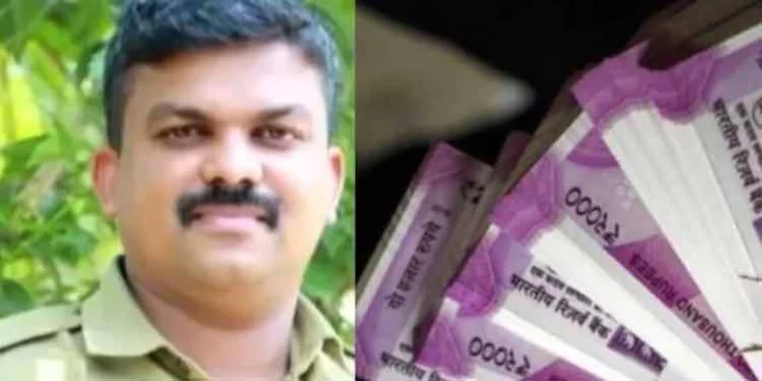 കടയില് നിന്ന് പണം മോഷ്ടിച്ച സംഭവത്തില് പോലീസുകാരന് സസ്പെന്ഷന് കടയില് നിന്ന് പണം മോഷ്ടിച്ച സംഭവത്തില് പോലീസുകാരന് സസ്പെന്ഷന്