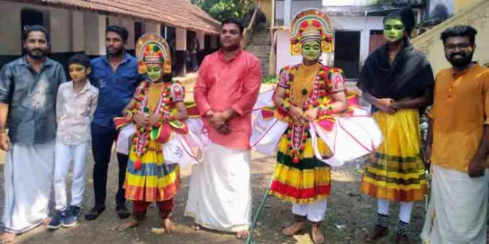 നാലു ശിഷ്യര്ക്കും ഒന്നാം സ്ഥാനം ; കലോത്സവ നഗരിയില് താരമായി ഗുരു കലാമണ്ഡലം നിഖില് മലയാലപ്പുഴ നാലു ശിഷ്യര്ക്കും ഒന്നാം സ്ഥാനം ; കലോത്സവ നഗരിയില് താരമായി ഗുരു കലാമണ്ഡലം നിഖില് മലയാലപ്പുഴ