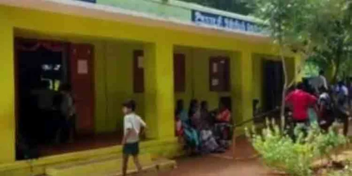 തമിഴ്നാട്ടിൽ സ്കൂളിലെ ശുചിമുറി വൃത്തിയാക്കാൻ വിദ്യാർത്ഥികൾ ; കേസെടുത്തു തമിഴ്നാട്ടിൽ സ്കൂളിലെ ശുചിമുറി വൃത്തിയാക്കാൻ വിദ്യാർത്ഥികൾ ; കേസെടുത്തു