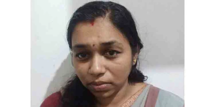 പ്രമുഖ ജുവലറികളുടെ പേരിൽ കോടികളുടെ തട്ടിപ്പ് ; കടയ്ക്കാവൂർ സ്വദേശിനി അറസ്റ്റിൽ പ്രമുഖ ജുവലറികളുടെ പേരിൽ കോടികളുടെ തട്ടിപ്പ് ; കടയ്ക്കാവൂർ സ്വദേശിനി അറസ്റ്റിൽ