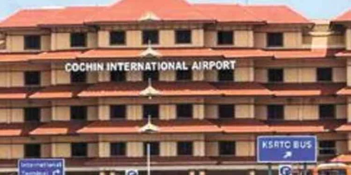 നെടുമ്പാശേരിയില് വിമാനം അടിയന്തരമായി നിലത്തിറക്കി നെടുമ്പാശേരിയില് വിമാനം അടിയന്തരമായി നിലത്തിറക്കി