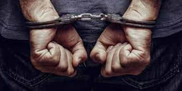 ചന്ദനമരം മുറിച്ചു കടത്തിയ കേസിൽ തമിഴ്നാട് സ്വദേശികളായ രണ്ടു പേരെ പോലീസ് അറസ്റ്റ് ചെയ്തു ചന്ദനമരം മുറിച്ചു കടത്തിയ കേസിൽ തമിഴ്നാട് സ്വദേശികളായ രണ്ടു പേരെ പോലീസ് അറസ്റ്റ് ചെയ്തു