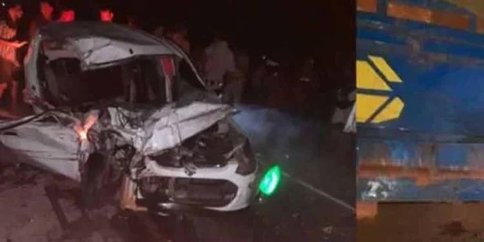 കരിങ്കല്ല് കയറ്റിവന്ന ലോറി കാറിലിടിച്ച് 3 യുവാക്കള് മരിച്ചു കരിങ്കല്ല് കയറ്റിവന്ന ലോറി കാറിലിടിച്ച് 3 യുവാക്കള് മരിച്ചു