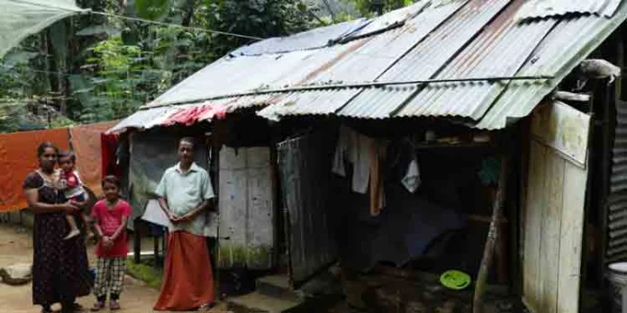 വീട് ലഭിക്കാനുള്ള സർക്കാർ പദ്ധതികളിൽ സ്ഥിരമായി ഉൾപ്പെടുന്നുവെങ്കിലും അവസാന നിമിഷം ഒഴിവാക്കപ്പെടുന്നു ; പരാതിയുമായി പ്രമോദും കുടുംബവും വീട് ലഭിക്കാനുള്ള സർക്കാർ പദ്ധതികളിൽ സ്ഥിരമായി ഉൾപ്പെടുന്നുവെങ്കിലും അവസാന നിമിഷം ഒഴിവാക്കപ്പെടുന്നു ; പരാതിയുമായി പ്രമോദും കുടുംബവും
