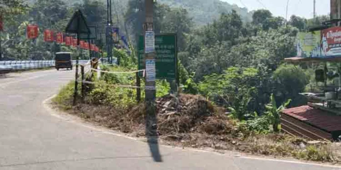 ശബരിമല തീര്ത്ഥാടനവുമായി ബന്ധപ്പെട്ട് മണ്ണാറകുളഞ്ഞി-ചാലക്കയം പാതയില് നടത്തിയ അറ്റകുറ്റപ്പണി പ്രഹസനമാക്കിയതായി ആരോപണം ശബരിമല തീര്ത്ഥാടനവുമായി ബന്ധപ്പെട്ട് മണ്ണാറകുളഞ്ഞി-ചാലക്കയം പാതയില് നടത്തിയ അറ്റകുറ്റപ്പണി പ്രഹസനമാക്കിയതായി ആരോപണം