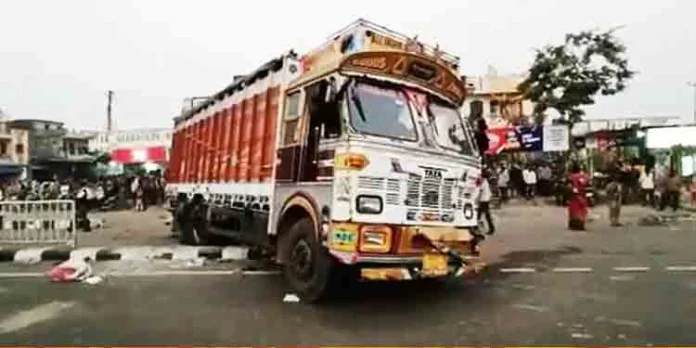 മധ്യപ്രദേശിലെ രത്ലാമില് ചീറിപാഞ്ഞുവന്ന ട്രക്കിടിച്ച് ആറ് പേര് മരിച്ചു മധ്യപ്രദേശിലെ രത്ലാമില് ചീറിപാഞ്ഞുവന്ന ട്രക്കിടിച്ച് ആറ് പേര് മരിച്ചു