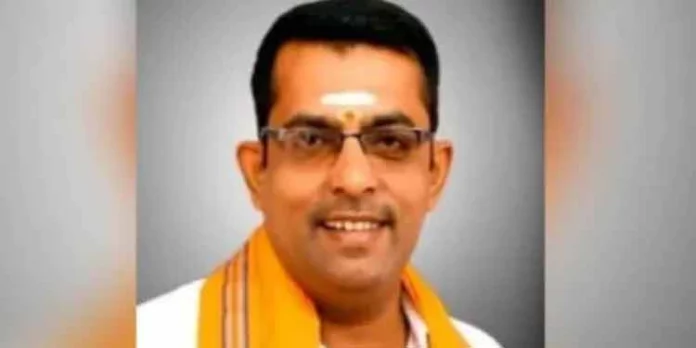 തമിഴ്നാട്ടിൽ അംബേദ്കറുടെ പോസ്റ്റർ കാവിവൽക്കരിച്ചതിന് ഹിന്ദു സംഘടനാ നേതാവ് അറസ്റ്റിൽ തമിഴ്നാട്ടിൽ അംബേദ്കറുടെ പോസ്റ്റർ കാവിവൽക്കരിച്ചതിന് ഹിന്ദു സംഘടനാ നേതാവ് അറസ്റ്റിൽ