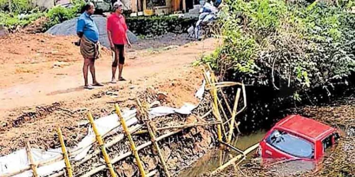 റോഡിന്റെ തിട്ട ഇടിഞ്ഞ് കാർ തോട്ടിലേക്ക് മറിഞ്ഞു റോഡിന്റെ തിട്ട ഇടിഞ്ഞ് കാർ തോട്ടിലേക്ക് മറിഞ്ഞു