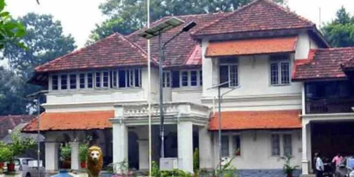 ക്ലിഫ് ഹൗസില് വെടിയുതിര്ത്ത സംഭവത്തില് എസ്ഐയെ സസ്പെന്ഡ് ചെയ്തു ക്ലിഫ് ഹൗസില് വെടിയുതിര്ത്ത സംഭവത്തില് എസ്ഐയെ സസ്പെന്ഡ് ചെയ്തു
