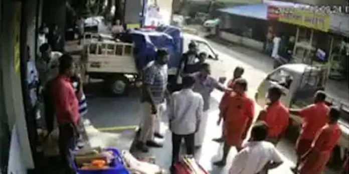 പുത്തൻകുരിശിൽ ഹാർഡ് വെയർ സ്ഥാപനത്തിൽ ലോഡിറക്കാൻ എഐടിയുസി വിലക്ക് പുത്തൻകുരിശിൽ ഹാർഡ് വെയർ സ്ഥാപനത്തിൽ ലോഡിറക്കാൻ എഐടിയുസി വിലക്ക്