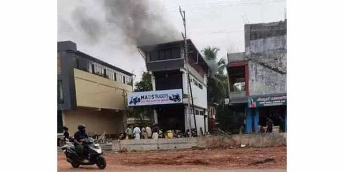 കണ്ണൂർ പിലാത്തറയില് ഇലക്ട്രിക് സ്കൂട്ടര് ഷോറൂം കത്തി നശിച്ചു കണ്ണൂർ പിലാത്തറയില് ഇലക്ട്രിക് സ്കൂട്ടര് ഷോറൂം കത്തി നശിച്ചു