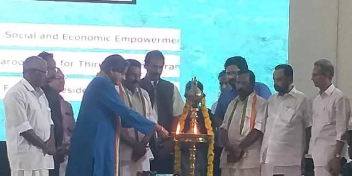 ഭാരതമെന്ന പേര് കേട്ടാൽ അഭിമാനപൂരിതമാകണം അന്തരംഗം, കേരളമെന്ന് കേട്ടാലോ തിളക്കണം ചോര നമുക്ക് ഞരമ്പുകളിൽ : ശശി തരൂർ ഭാരതമെന്ന പേര് കേട്ടാൽ അഭിമാനപൂരിതമാകണം അന്തരംഗം, കേരളമെന്ന് കേട്ടാലോ തിളക്കണം ചോര നമുക്ക് ഞരമ്പുകളിൽ : ശശി തരൂർ
