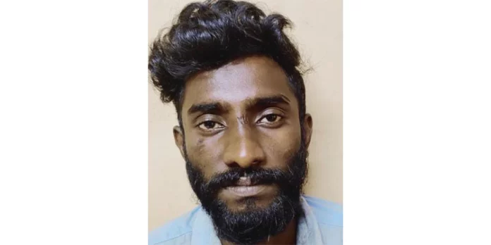 തെങ്ങിൽ ഓടിക്കയറാൻ ശ്രമിച്ച കള്ളനെ സാഹസികമായി പിടികൂടി പോലീസ് തെങ്ങിൽ ഓടിക്കയറാൻ ശ്രമിച്ച കള്ളനെ സാഹസികമായി പിടികൂടി പോലീസ്