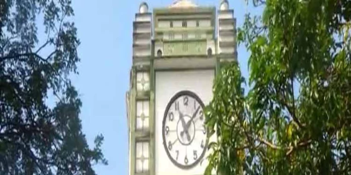 പ്രവേശന യോഗ്യതയില്ലാത്ത വിദ്യാർഥിനി കോഴിക്കോട് മെഡിക്കൽ കോളജിൽ ഒന്നാം വർഷ എം.ബി.ബി.എസ് ക്ലാസിലിരുന്ന സംഭവത്തിൽ പോലീസ് അന്വേഷണം തുടങ്ങി പ്രവേശന യോഗ്യതയില്ലാത്ത വിദ്യാർഥിനി കോഴിക്കോട് മെഡിക്കൽ കോളജിൽ ഒന്നാം വർഷ എം.ബി.ബി.എസ് ക്ലാസിലിരുന്ന സംഭവത്തിൽ പോലീസ് അന്വേഷണം തുടങ്ങി