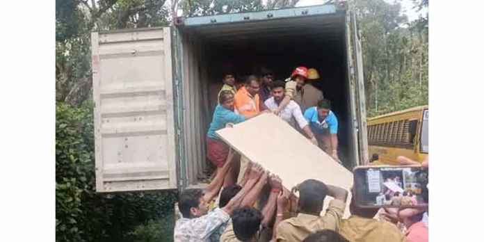 ഗ്രാനൈറ്റ് പാളി ദേഹത്തേക്ക് വീണ് രണ്ട് പേര്ക്ക് ദാരുണാന്ത്യം ഗ്രാനൈറ്റ് പാളി ദേഹത്തേക്ക് വീണ് രണ്ട് പേര്ക്ക് ദാരുണാന്ത്യം