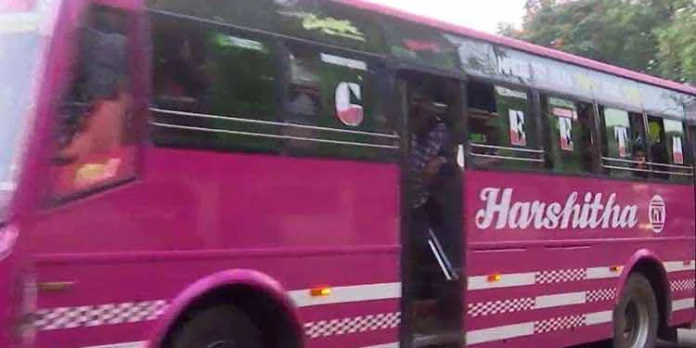 അപകടമുണ്ടായിട്ടും വാതിൽ അടയ്ക്കാതെ സ്വകാര്യബസുകൾ ; ലക്ഷ്യം കാണാതെ ബോധവൽക്കരണം അപകടമുണ്ടായിട്ടും വാതിൽ അടയ്ക്കാതെ സ്വകാര്യബസുകൾ ; ലക്ഷ്യം കാണാതെ ബോധവൽക്കരണം