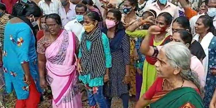 സില്വര് ലൈന് പദ്ധതി ഉപേക്ഷിച്ചില്ലെന്ന് മുഖ്യമന്ത്രി നിയമസഭയില് തന്നെ വ്യക്തമാക്കിയതോടെ പദ്ധതി പ്രദേശത്തെ ജനങ്ങള് ആശങ്കയില് സില്വര് ലൈന് പദ്ധതി ഉപേക്ഷിച്ചില്ലെന്ന് മുഖ്യമന്ത്രി നിയമസഭയില് തന്നെ വ്യക്തമാക്കിയതോടെ പദ്ധതി പ്രദേശത്തെ ജനങ്ങള് ആശങ്കയില്