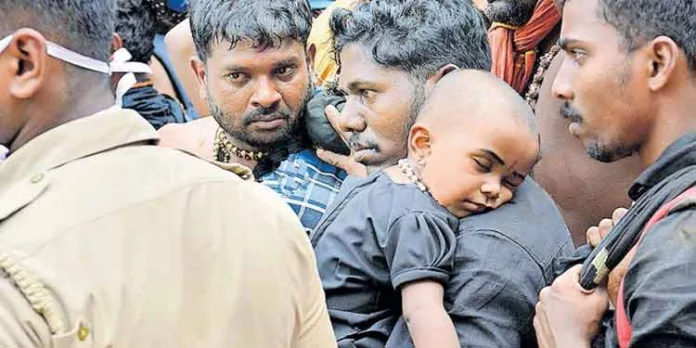 കുഞ്ഞിന് പാൽ പോലും കൊടുക്കാൻ കഴിയാതെ ശബരിമലയില് വരി നിന്ന് തളര്ന്ന് നൂറനാട് സ്വദേശി സാജൻ കുഞ്ഞിന് പാൽ പോലും കൊടുക്കാൻ കഴിയാതെ ശബരിമലയില് വരി നിന്ന് തളര്ന്ന് നൂറനാട് സ്വദേശി സാജൻ