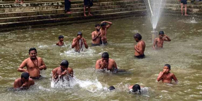 സന്നിധാനത്തെ ഭസ്മക്കുളം സജീവം ; മണിക്കൂർ ഇടവിട്ട് വെള്ളം ഒഴുക്കിക്കളഞ്ഞ് അധികൃതര് സന്നിധാനത്തെ ഭസ്മക്കുളം സജീവം ; മണിക്കൂർ ഇടവിട്ട് വെള്ളം ഒഴുക്കിക്കളഞ്ഞ് അധികൃതര്