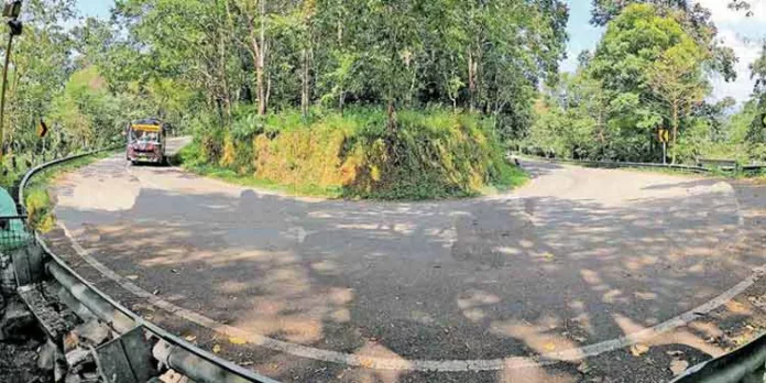 തീർഥാടന പാതയില് അപകടവളവുകള് ; സിഗ്നൽ ബോർഡുകളും സ്റ്റഡുകളും കുറവ് തീർഥാടന പാതയില് അപകടവളവുകള് ; സിഗ്നൽ ബോർഡുകളും സ്റ്റഡുകളും കുറവ്