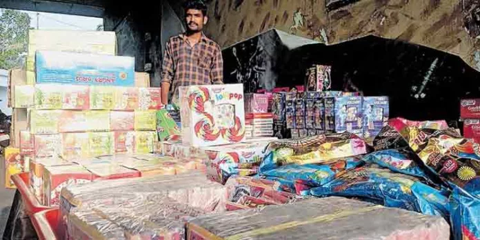 ക്രിസ്തുമസ് ആഘോഷത്തിന് വര്ണ്ണവിസ്മയം തീര്ക്കാന് പടക്ക വിപണി സജീവം ക്രിസ്തുമസ് ആഘോഷത്തിന് വര്ണ്ണവിസ്മയം തീര്ക്കാന് പടക്ക വിപണി സജീവം