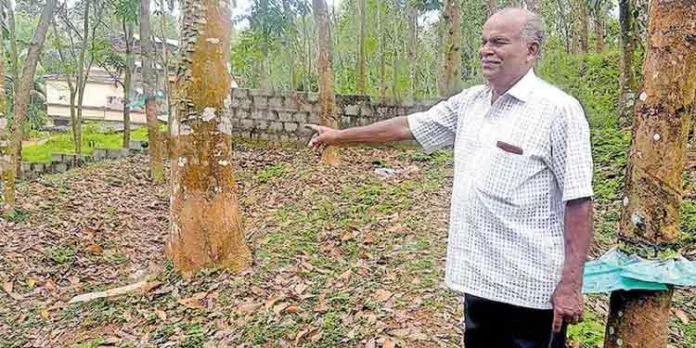 ഭവന രഹിത കുടുംബത്തിന് വീട് വെയ്ക്കാന് 5 സെന്റ് സ്ഥലം പുതുവര്ഷ സമ്മാനമായി നല്കി ജോര്ജ് ഭവന രഹിത കുടുംബത്തിന് വീട് വെയ്ക്കാന് 5 സെന്റ് സ്ഥലം പുതുവര്ഷ സമ്മാനമായി നല്കി ജോര്ജ്