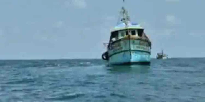 കടലിൽ അകപ്പെട്ട 13 മത്സ്യ തൊഴിലാളികളെ രക്ഷപ്പെടുത്തി കടലിൽ അകപ്പെട്ട 13 മത്സ്യ തൊഴിലാളികളെ രക്ഷപ്പെടുത്തി