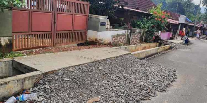 കൊല്ലൻപടിയിലെ ഓട നിർമ്മാണം അശാസ്ത്രീയമായ രീതിയിൽ ; പ്രതിഷേധത്തിൽ നാട്ടുകാര് കൊല്ലൻപടിയിലെ ഓട നിർമ്മാണം അശാസ്ത്രീയമായ രീതിയിൽ ; പ്രതിഷേധത്തിൽ നാട്ടുകാര്