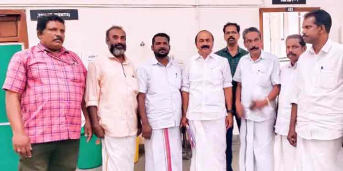 കുടിയേറ്റ കർഷകരെ ആത്മഹത്യയുടെ വക്കിലേക്ക് തള്ളിവിടുന്ന ഗവൺമെന്റ് നയത്തിനെതിരെ തണ്ണിത്തോട് മണ്ഡലം കോൺഗ്രസ്സ് കമ്മിറ്റി വനം വകുപ്പ് മന്ത്രിയ്ക്കും പ്രതിപക്ഷ നേതാവിനും നിവേദനം നല്കി കുടിയേറ്റ കർഷകരെ ആത്മഹത്യയുടെ വക്കിലേക്ക് തള്ളിവിടുന്ന ഗവൺമെന്റ് നയത്തിനെതിരെ തണ്ണിത്തോട് മണ്ഡലം കോൺഗ്രസ്സ് കമ്മിറ്റി വനം വകുപ്പ് മന്ത്രിയ്ക്കും പ്രതിപക്ഷ നേതാവിനും നിവേദനം നല്കി