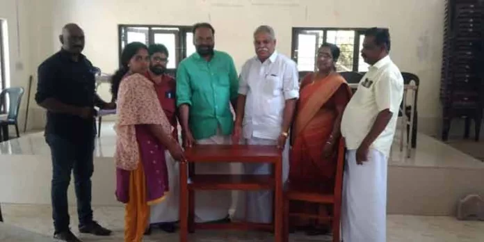 വിദ്യാര്ത്ഥികൾക്ക് പഠനോപകരണം നൽകി വിദ്യാര്ത്ഥികൾക്ക് പഠനോപകരണം നൽകി