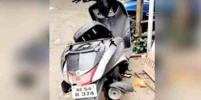 അപകടത്തില്പ്പെട്ട സ്കൂട്ടറില് നിന്ന് ഒന്നേകാല് കിലോ കഞ്ചാവ് പിടികൂടി അപകടത്തില്പ്പെട്ട സ്കൂട്ടറില് നിന്ന് ഒന്നേകാല് കിലോ കഞ്ചാവ് പിടികൂടി