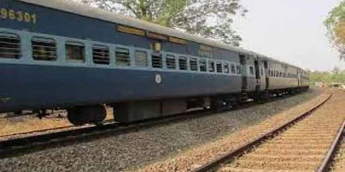 എഞ്ചിൻ തകരാർ ; തിരുവനന്തപുരം – നിസാമുദീൻ എക്സ്പ്രസ് ട്രെയിൻ നിർത്തിയിട്ടു എഞ്ചിൻ തകരാർ ; തിരുവനന്തപുരം – നിസാമുദീൻ എക്സ്പ്രസ് ട്രെയിൻ നിർത്തിയിട്ടു