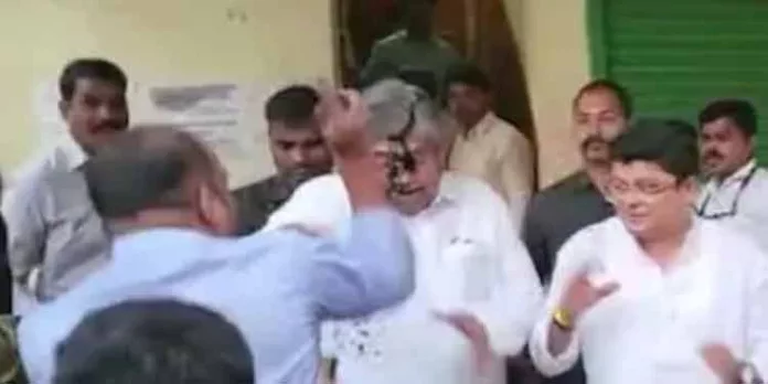 മഹാരാഷ്ട്ര മന്ത്രിക്കുനേരെ മഷിയാക്രമണം : 10 പോലീസുകാരെ സസ്പെന്ഡ് ചെയ്തു മഹാരാഷ്ട്ര മന്ത്രിക്കുനേരെ മഷിയാക്രമണം : 10 പോലീസുകാരെ സസ്പെന്ഡ് ചെയ്തു